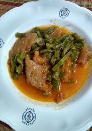 Una foto de Nopales con chicharrón esponjado en salsa.