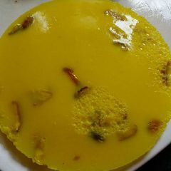 A picture of Yellow color molk jelly.