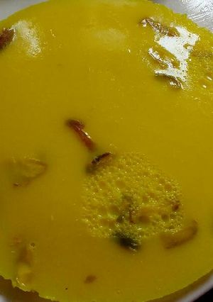 A picture of Yellow color molk jelly.