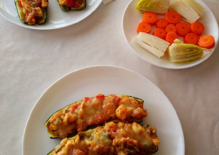 Calabacín relleno de verdura y pollo