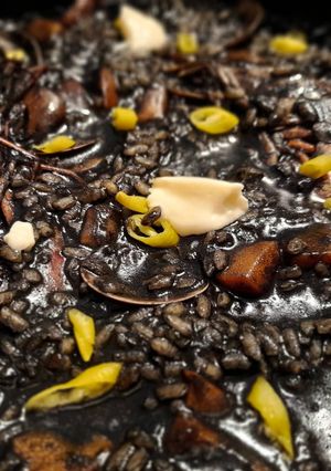 Una foto de Arroz negro caldoso de sepia y gambas