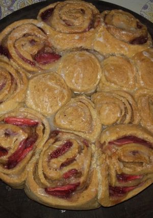 Una foto de Cinnamon rolls/ Roles de canela con frutillas