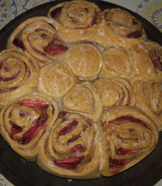 Una foto de Cinnamon rolls/ Roles de canela con frutillas