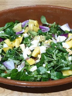 Una foto de Ensalada de espinacas y huevo