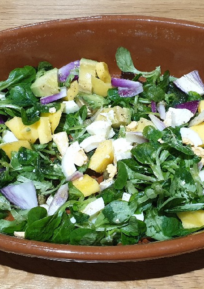 Una foto de Ensalada de espinacas y huevo