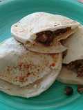 Gorditas rellenas de huevo con chorizo y frijoles. ॐ