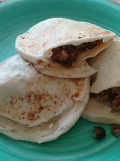 Una foto de Gorditas rellenas de huevo con chorizo y frijoles. ॐ