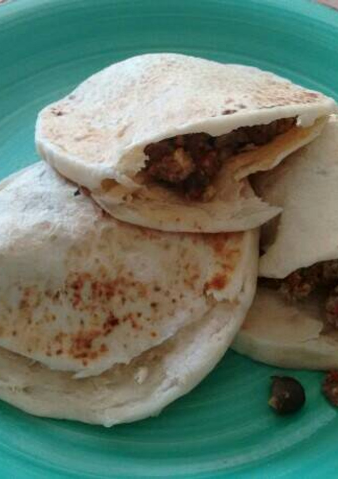 Una foto de Gorditas rellenas de huevo con chorizo y frijoles. ॐ