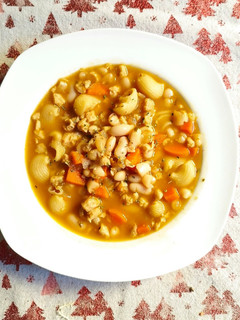 Una foto de Guiso de alubias y pasta exprés