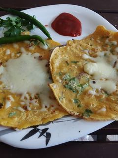 चीजी बेसन चीला (cheesy besan cheela recipe in hindi) रेसिपी मुख्य फोटो