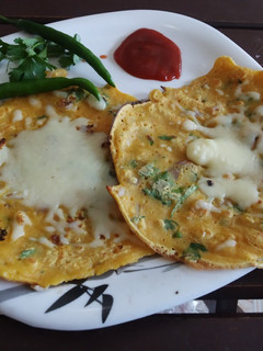 चीजी बेसन चीला (cheesy besan cheela recipe in hindi) रेसिपी मुख्य फोटो