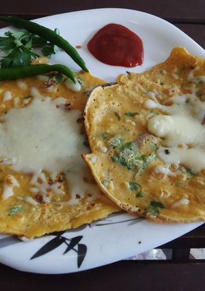 चीजी बेसन चीला (cheesy besan cheela recipe in hindi) रेसिपी मुख्य फोटो