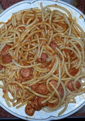 Una foto de Fideos con tuco de salchichas