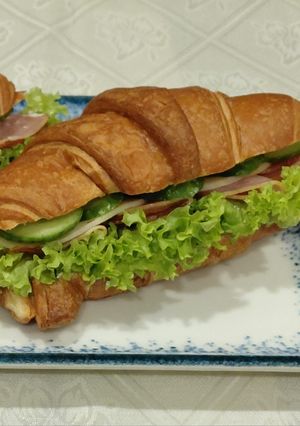 Фото Круассан з шинкою, сиром та свіжими овочами 🥐.