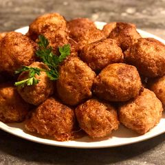 A picture of Chicken-parmesan balls.