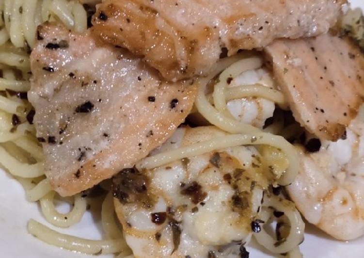 Cara Gampang Menyiapkan Aglio E Olio : Shrimp And Salmon Pasta, Enak Banget