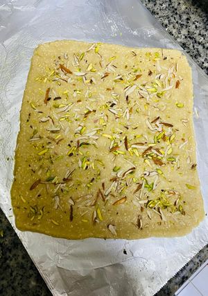 तिल की चक्की(Til ki chikii recipe in Hindi) रेसिपी मुख्य फोटो