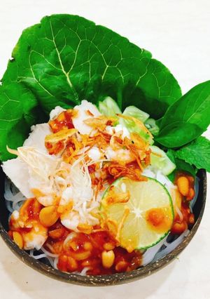 Hình của món Bún trộn tôm thịt sốt me.