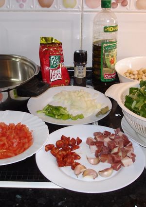 Una foto de Potaje de garbanzos y acelgas         (Cuatro raciones)
