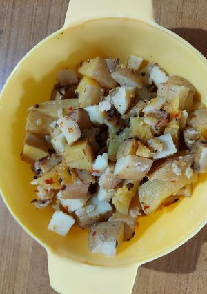 A picture of Bengali style potato and pumpkin sabzi.
