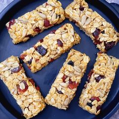 A picture of Nut-Free Muesli Bars.