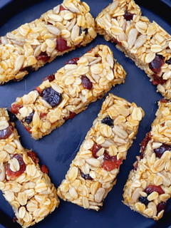 A picture of Nut-Free Muesli Bars.