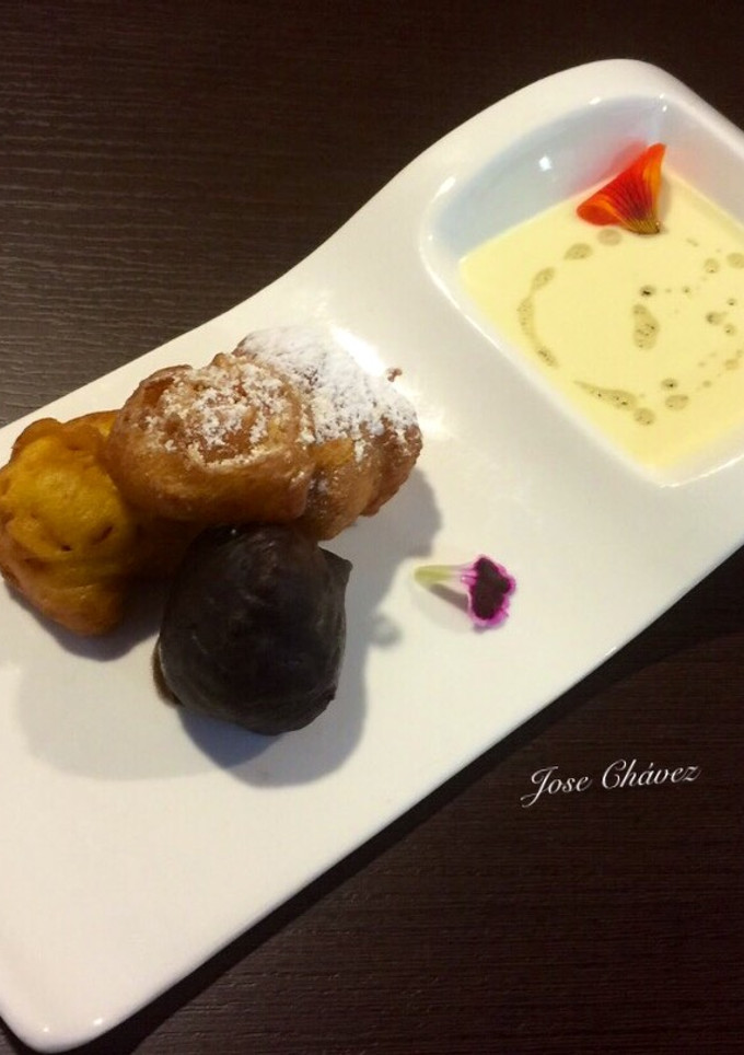 Una foto de Buñuelos de Calabaza y Parchita con sopa de chocolate fría