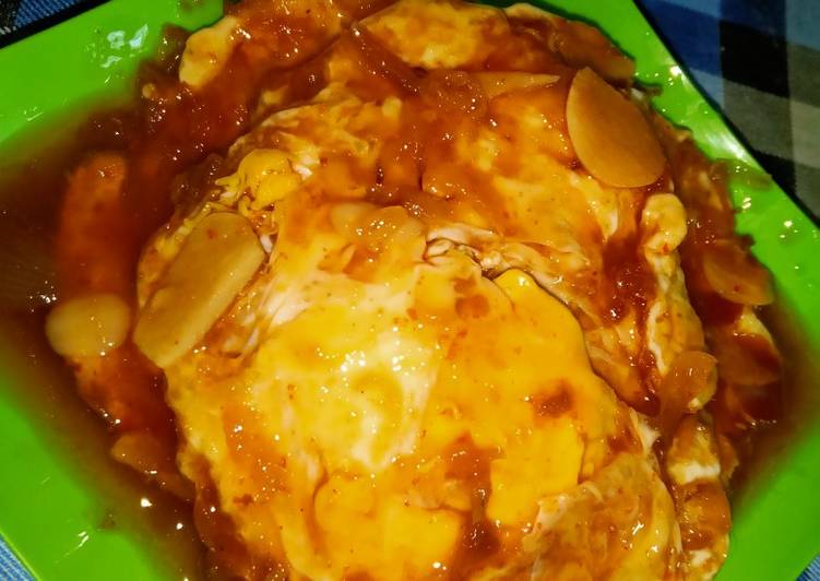 Bagaimana Membuat Telur Mata Sapi Bumbu Saus Asam Manis yang Bisa Manjain Lidah