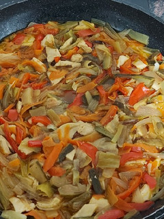 Una foto de Pollo con verduras a la miel y limón