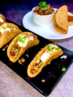 முளைக்கட்டிய பயிர் டகோஸ் சாட் (Sprouts tacos chaat recipe in tamil) செய்முறை முக்கிய புகைப்படம்