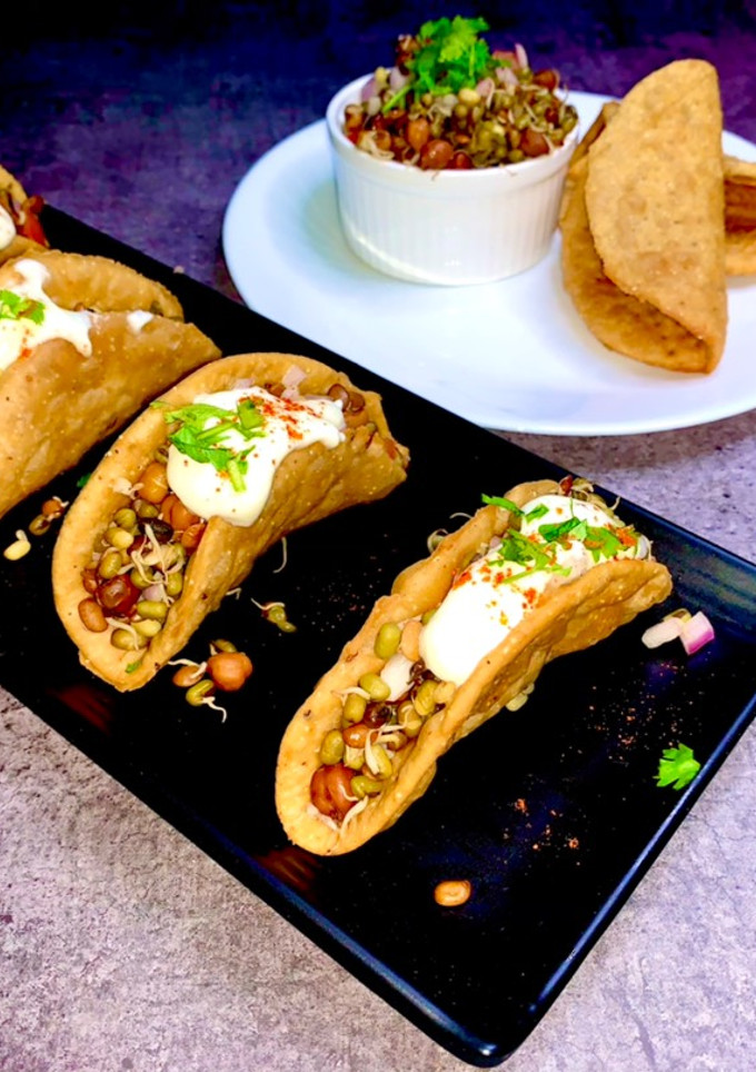 முளைக்கட்டிய பயிர் டகோஸ் சாட் (Sprouts tacos chaat recipe in tamil) செய்முறை முக்கிய புகைப்படம்