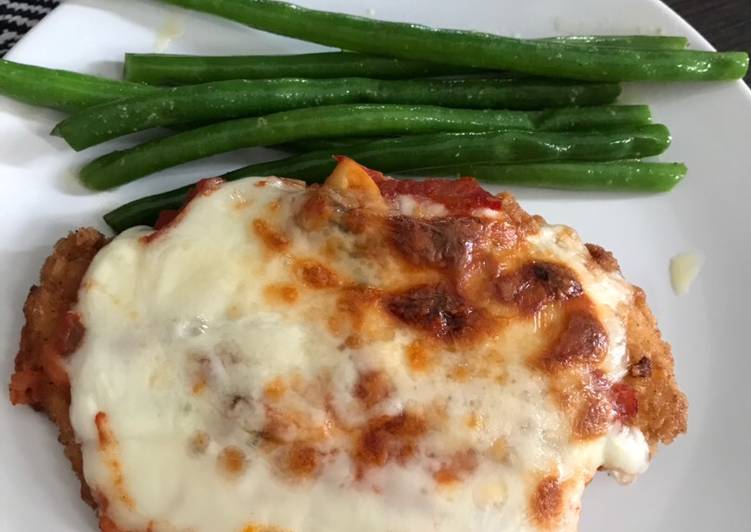 Chicken parmigiana with saute green beans