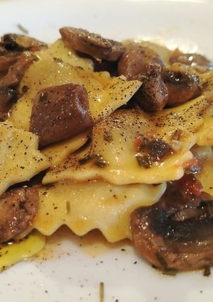 Foto di Ravioli Ripieni di Funghi Porcini con Funghi Champignon