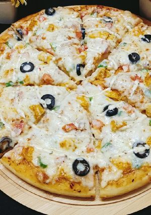 A picture of Creamy Sauce Pizza 🍕🍕.