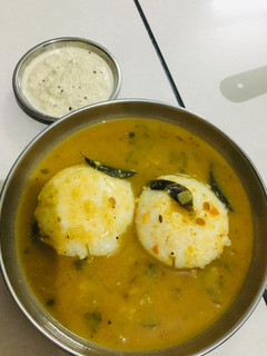 ઈડલી સાંભાર (Idli Sambhar Recipe In Gujarati) રેસીપી મુખ્ય ફોટો