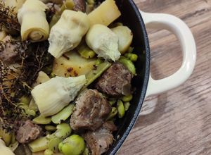 Une photo de Poêlée de légumes de printemps et joue de porc