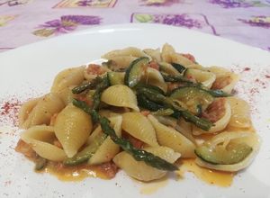 Foto di Conchiglie con Salsiccia, Zucchine e Asparagi Selvatici