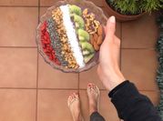 Una foto de mantequilla de cacahuete y semillas de chía