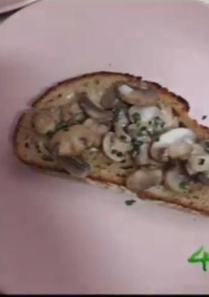 Una foto de Tosta de setas y ajonesa