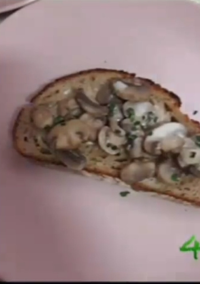 Una foto de Tosta de setas y ajonesa