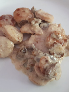 Una foto de 91. Salchichas Bratwurst con champiñones en salsa