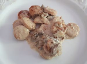 Una foto de 91. Salchichas Bratwurst con champiñones en salsa