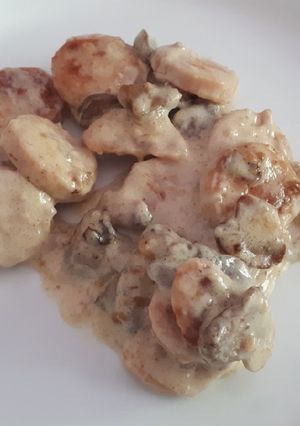Una foto de 91. Salchichas Bratwurst con champiñones en salsa