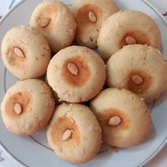 A picture of Biscuits with nuts 🫓🫓.