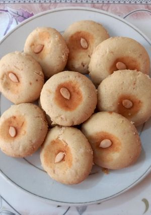 A picture of Biscuits with nuts 🫓🫓.