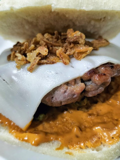 Una foto de Mini-burger casera de ternera frisona con salsa con cebolla