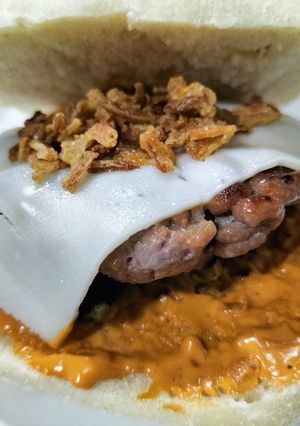 Una foto de Mini-burger casera de ternera frisona con salsa con cebolla