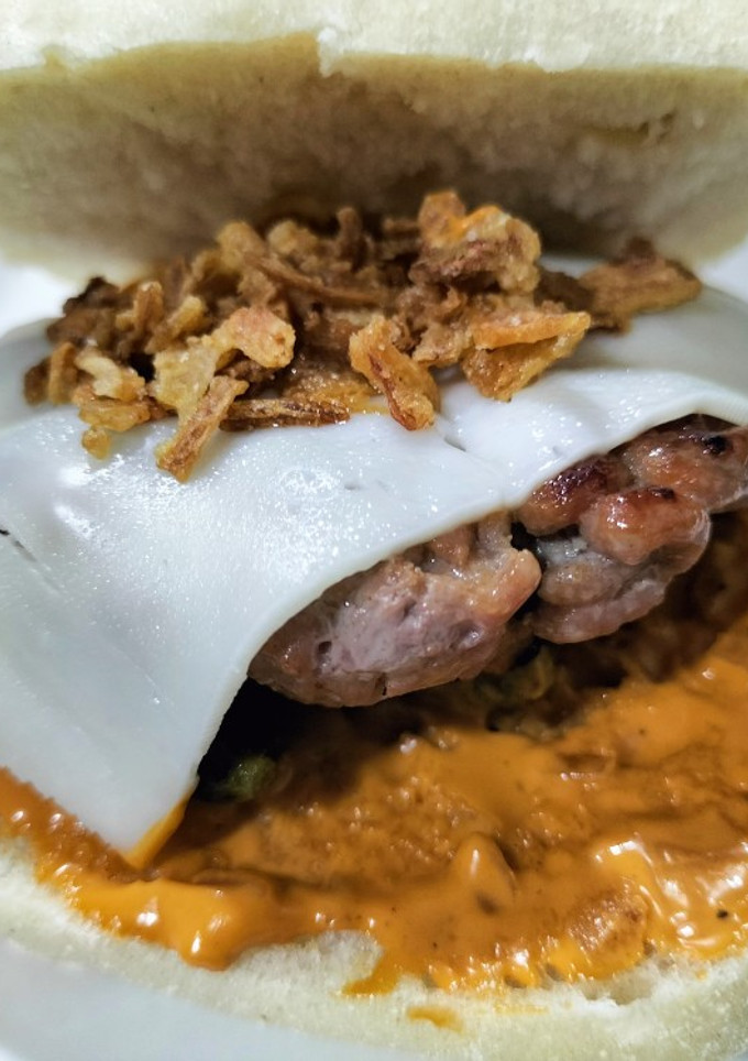 Una foto de Mini-burger casera de ternera frisona con salsa con cebolla