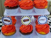 Una foto de cupcake de vainilla con harina leudante