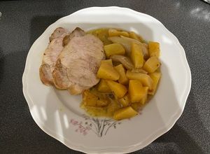 Une photo de Rôti de porc thym, échalotes et aux pommes de terre